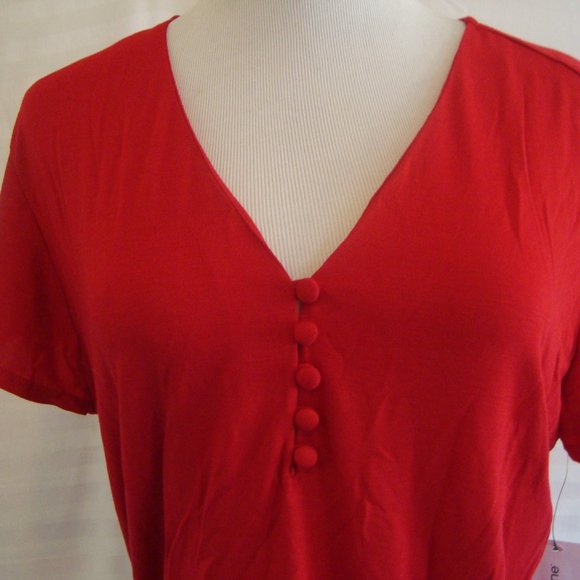 NWT LIZ CLAIBORNE 5 Button V-Neck Flutter Sleeves Rounded Hem Red Top Sz L - Picture 2 of 5